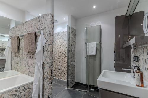 a bathroom with two sinks and a shower and a tub at Luxus am Park Altstadt-Barrierefrei-Parkplatz in Wetzlar