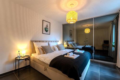 a bedroom with a large bed and a mirror at Luxus am Park Altstadt-Barrierefrei-Parkplatz in Wetzlar