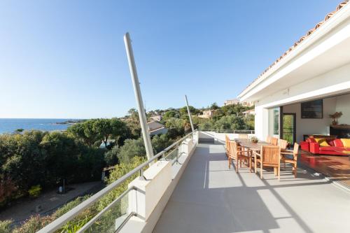 Waterfront property, pool, jacuzzi – Photos 3
