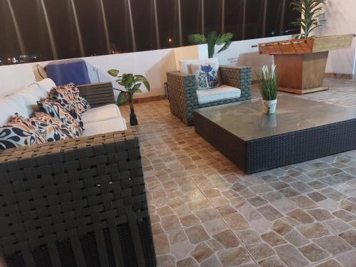 uma sala de estar com um sofá e uma mesa de centro em Departamento de playa con piscina en estreno em La Punta