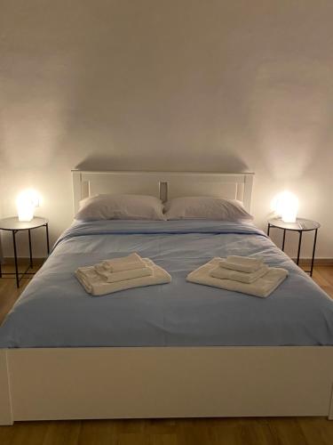 a bed with two towels on it with two lamps at Le Stanze Di Ambra in Trani