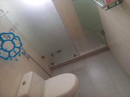 La salle de bains est pourvue d'une douche et de toilettes. dans l'établissement Amreff Nyumbani villas, à Kitengela 