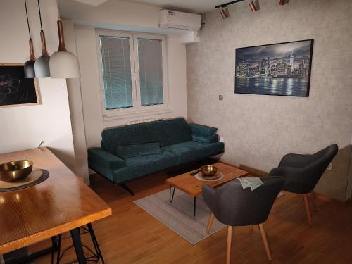 Uma área de estar em Cozy Urban Apartment in Skopje!