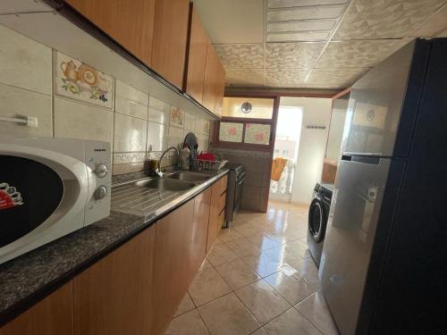 a kitchen with a sink and a microwave at لايجار ٢ غرفه وصاله باقاسميه الشارقه in Sharjah