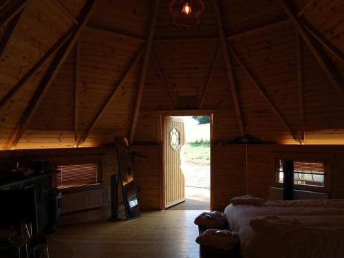 um quarto no sótão com um quarto com uma porta e um quarto Sidx Sidx Sidx em Romantic Rural Retreats em Crewkerne