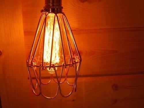 una lámpara colgando de una pared en Romantic Rural Retreats en Crewkerne
