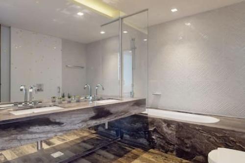 een grote badkamer met 2 wastafels en een toilet bij Damac Heights - Locations in Dubai