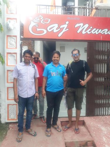 un grupo de hombres parados frente a un restaurante en Gaj niwas hotel and restaurant,udaipur,rajasthan, en Udaipur