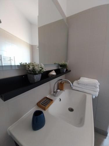 Baño blanco con lavabo y espejo en Sunset APPART, en Brignoles