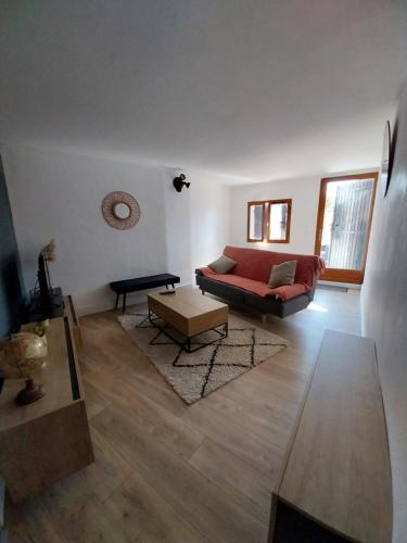 een woonkamer met een rode bank en een salontafel bij Sunset APPART in Brignoles