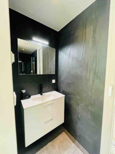 a bathroom with a sink and a mirror at Chalet goudmeer LUXURY AIRCO WIFI 3 bedrooms 2 bathrooms in Oosterwolde