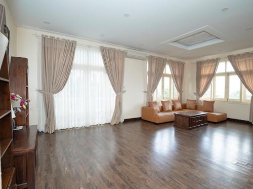 a living room with a couch and a table at Biệt thự sealinks và căn hộ studio Ocean vista Sealinks Mũi Né in Phan Thiet