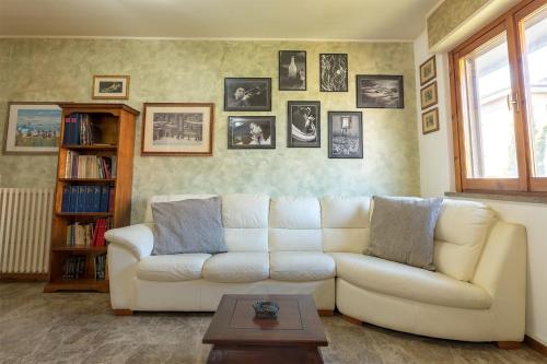 Shell Apartment - Spazioso Attico Con WiFi Gratuito e Posto Autoにあるシーティングエリア