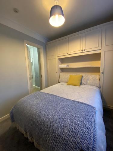 een slaapkamer met een bed met een geel kussen erop bij Baldara House in Dublin