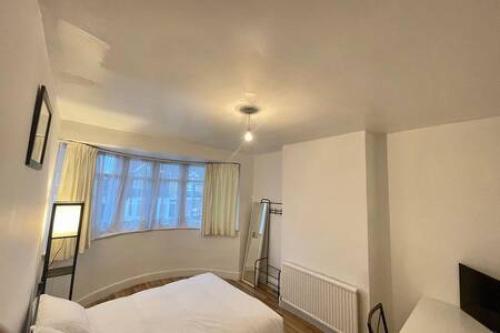 倫敦的住宿－Twin Tranquility- Room in Leyton，一间卧室设有一张床和一个窗口