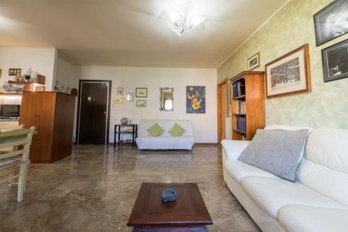 Shell Apartment - Spazioso Attico Con WiFi Gratuito e Posto Autoにあるシーティングエリア