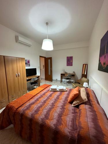 1 dormitorio con 1 cama grande en una habitación en Luciana's home, en Lavello