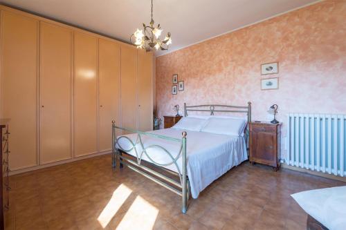 Shell Apartment - Spazioso Attico Con WiFi Gratuito e Posto Autoにあるベッド