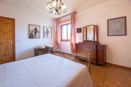 Shell Apartment - Spazioso Attico Con WiFi Gratuito e Posto Autoにあるベッド