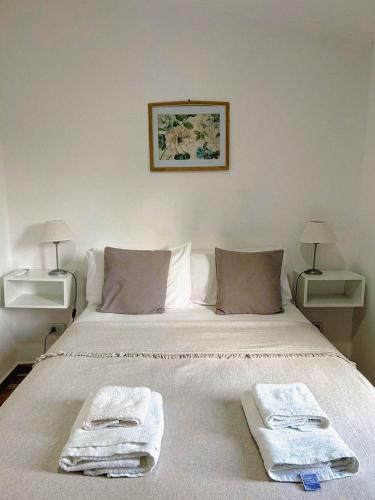 a bedroom with a bed with towels on it at Departamento los hermanos in Concepción del Uruguay