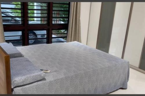 Postel nebo postele na pokoji v ubytování Posh Villa 3 bed 3 bath ac , 2 kitchen , Dining, living room , family room , in TVM , Kowdiar, please contact host refeekhm at yah dot com or refeekhm at gmai el dot com please don't pay without contacting host