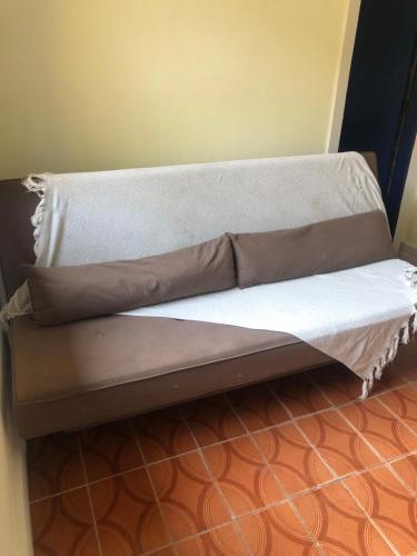Una cama con dos almohadas encima. en Casinha do Peró, en Cabo Frío