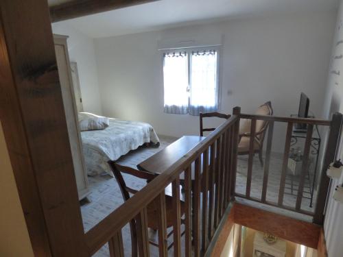 Habitación con escalera, cama y ventana en Chambre d'Hôtes entre Provence et Camargue en Beaucaire