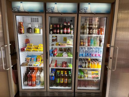 una nevera llena de diferentes tipos de bebidas en Hotel Wega, en Bellaria-Igea Marina