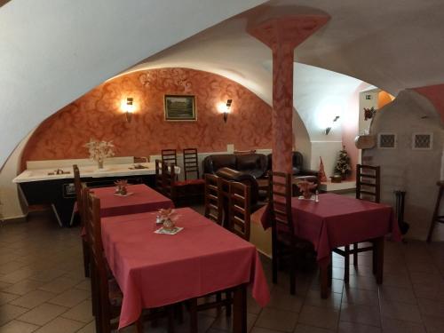 ein Restaurant mit zwei Tischen und einem roten Tischtuch in der Unterkunft Hotel Parkán in Prachatice