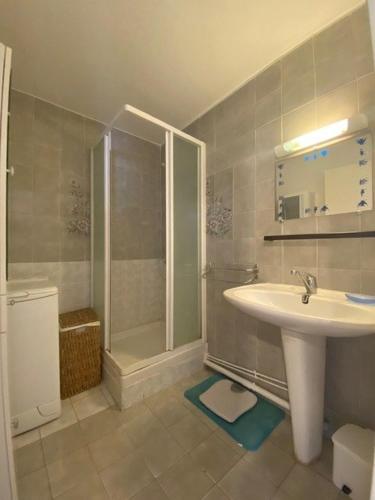 une salle de bain avec un lavabo et une douche dans l'établissement Appartement T2 Accès direct plage 4CA-BE210B One bedroom apartment direct beach, à Canet