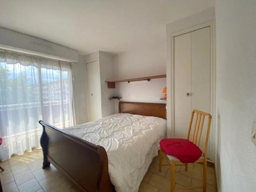 une chambre avec un lit, une chaise et une fenêtre dans l'établissement Appartement T2 Accès direct plage 4CA-BE210B One bedroom apartment direct beach, à Canet