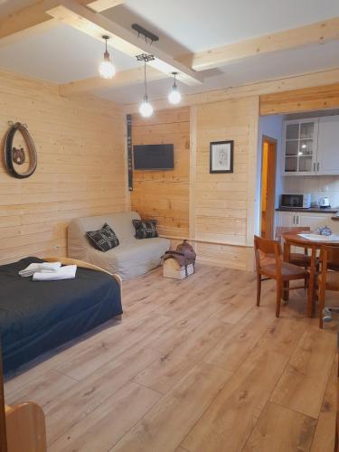 ホホウフにあるApartament we Wsiの部屋にベッドとテーブルがある寝室