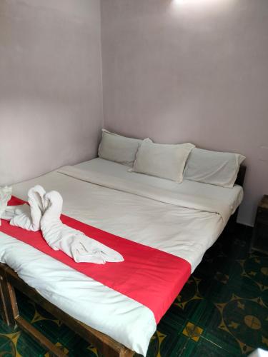 Una cama o camas en una habitación de Neev Beach View Goa