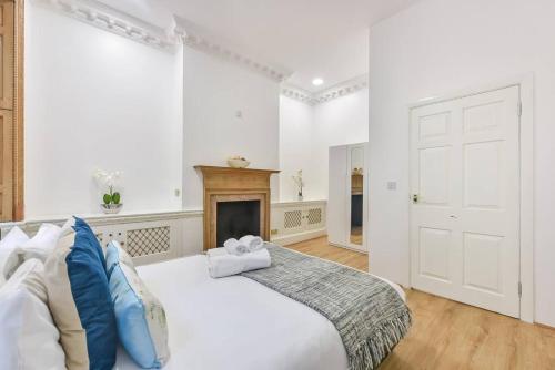 A bed or beds in a room at 2 Bed Piccadilly Apartment- 2