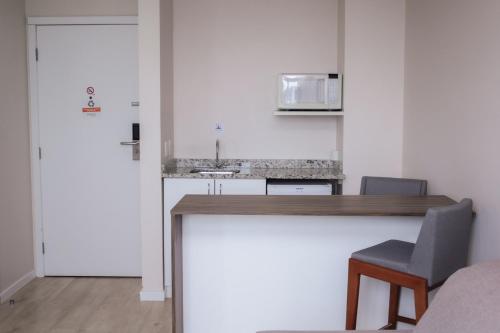 a kitchen with a counter and a table and chairs at Swan Rio Grande in Rio Grande