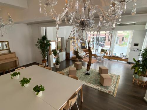 a living room with a chandelier and a table and chairs at Superschönes Studio LUNCA 220qm in Stuttgart West in Stuttgart
