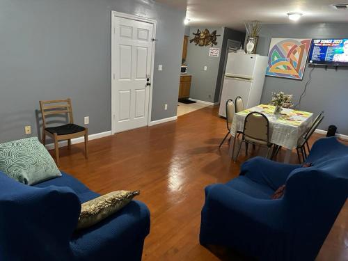Seating area sa Guest House 3 BEDROOM 2 Bathrooms 5 MINS TO EWR NEWARK AIRPORT 4 MINS TO PENN STATION