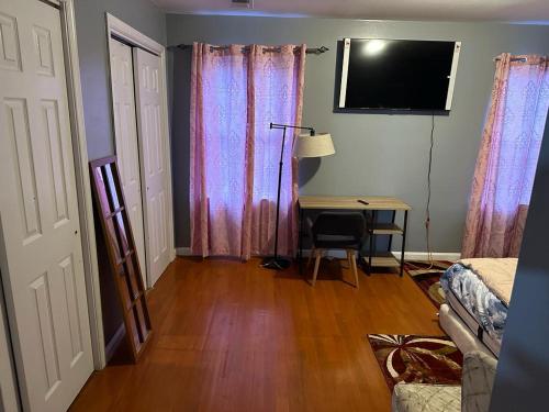 TV at/o entertainment center sa Guest House 3 BEDROOM 2 Bathrooms 5 MINS TO EWR NEWARK AIRPORT 4 MINS TO PENN STATION