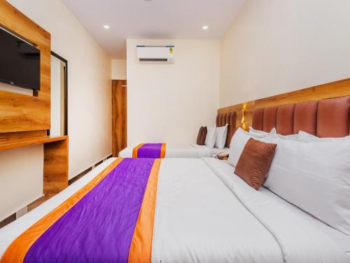 Postel nebo postele na pokoji v ubytování Hotel Era Mumbai
