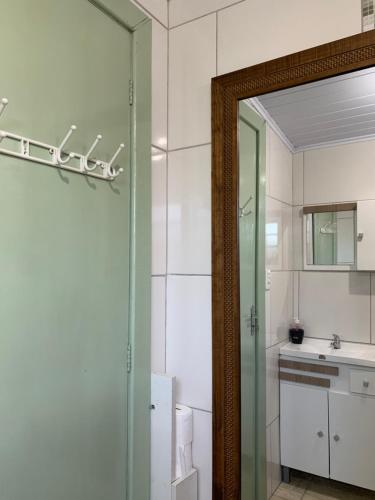 Un baño con ducha y puerta de cristal. en Orange House Canela, en Canela
