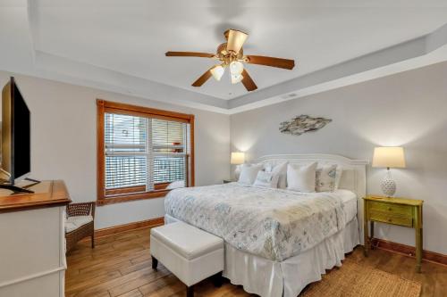 1 dormitorio con 1 cama y ventilador de techo en Oceanfront Condo with Gorgeous Views, 2 pools, Direct Beach Access, en Tybee Island