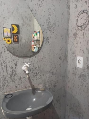 a bathroom with a sink and a mirror at A silenciosa in Brasília