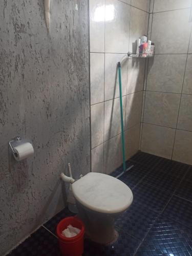 a bathroom with a toilet with a hose at A silenciosa in Brasília