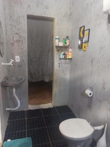 a bathroom with a toilet and a sink at A silenciosa in Brasília