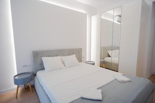 Ein Bett oder Betten in einem Zimmer der Unterkunft Serenade by Politehnica Park: Modern 2BR with View