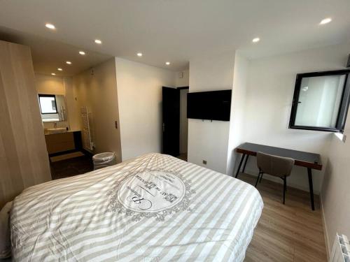 - une chambre avec un lit et un bureau dans l'établissement T2 NEUF - Terrasse, à Rosny-sous-Bois
