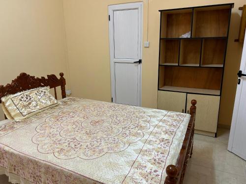 1 dormitorio con 1 cama y nevera en VMKY apartment en Triolet