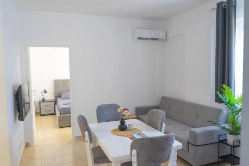 sala de estar con mesa y sofá en ViVo Beach Apartment, en Durrës