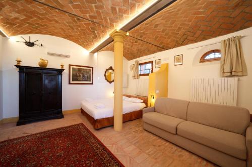 a living room with a couch and a bed at BolognaRoomscom - Ca' Palazzo in Sasso Marconi