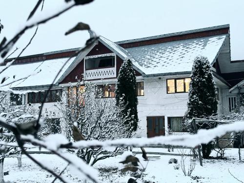 dom pokryty śniegiem w obiekcie Pensiunea Stefan w mieście Durău
